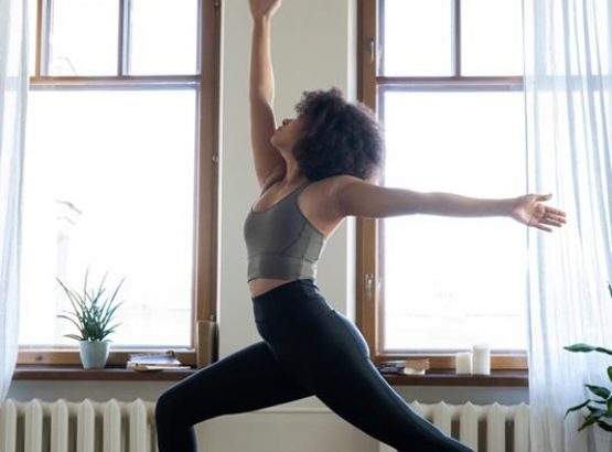 Titelbild für den Blogbeitrag, Yoga betreibende Frau