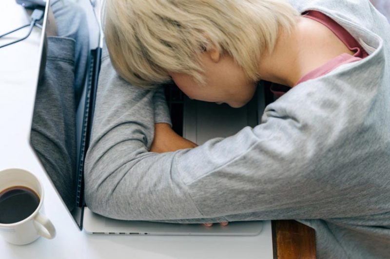 Titelbild für den Blogbeitrag, auf dem Laptop schlafende Frau